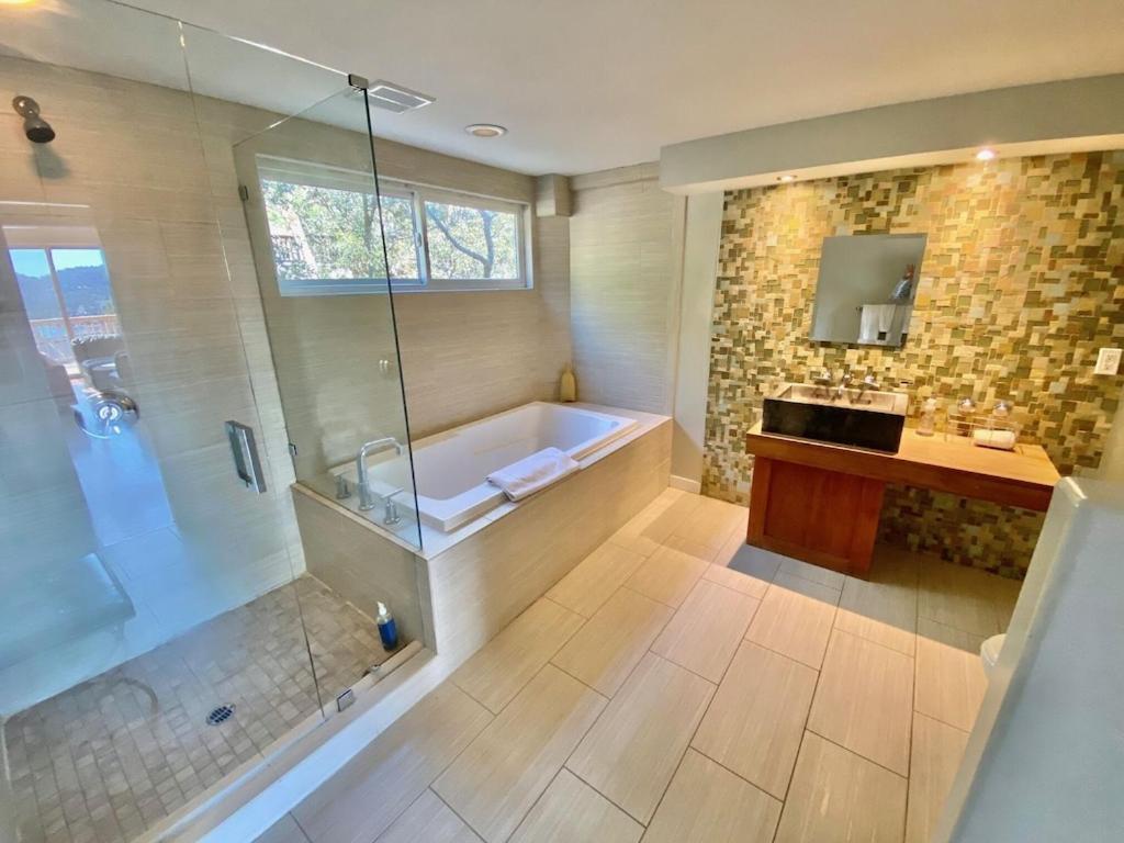 Modern 6 Bedroom Retreat, Stunning Lake Views, Close To Village! 레이크애로우헤드 외부 사진