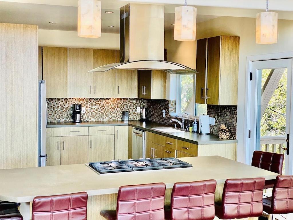 Modern 6 Bedroom Retreat, Stunning Lake Views, Close To Village! 레이크애로우헤드 외부 사진